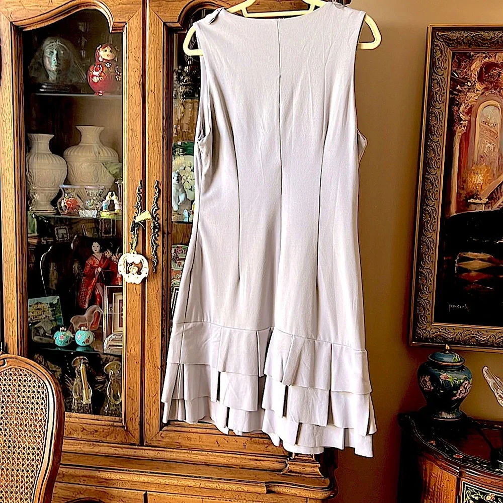 🔥NWOT EuropeanStyleItalyStunning DressTimelessDesignFigureFlatteringSoftGreyM/L - Picture 7 of 13